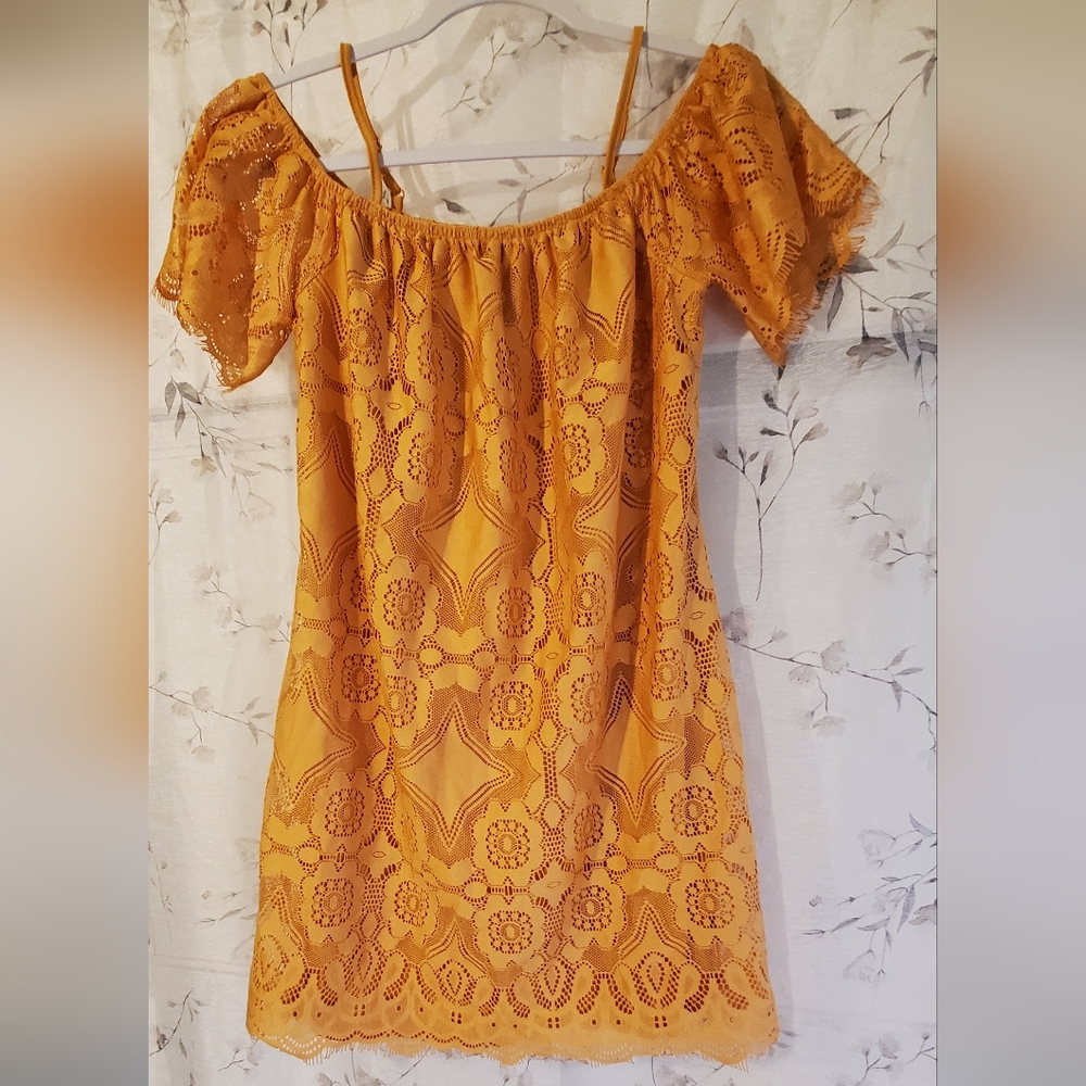 Ultra Flirt ! Elegant Mustard Lace Off-Shoulder Dress